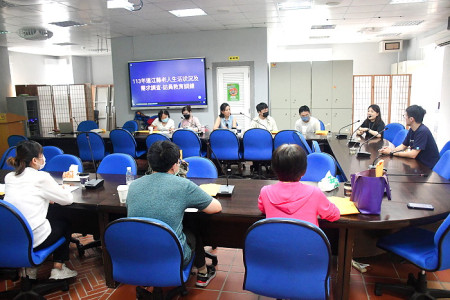 　連江縣今年舉辦老人生活需求調查，民社處在研習中心舉辦訪員訓練課程，邀請台灣智善服務創新發展協會理事長彭美琪主講。（圖／文：曹重偉）
