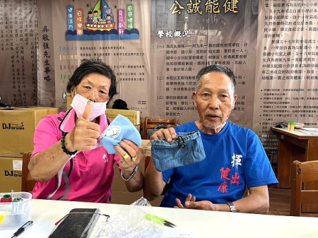 環資局「扭轉舊衣創新生活-舊衣DIY巡迴課程」1日西莒登場,宣導衣物回收再利用觀念, 現場DIY課程,吸引鄉親到場參加。(圖/文:宋幸儒)