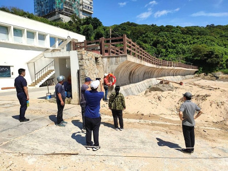 夏季來臨,消防局1日聯合相關執行第三季水域遊戲活動聯合安全稽查,確認安全設施,遇到戲水民眾都貼心勸導注意安全。(圖:連江縣消防局)