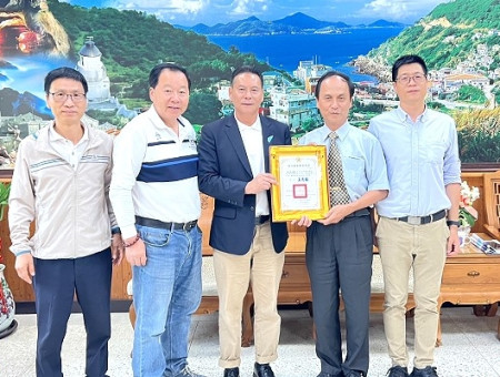 交通部航港局北部航務中心主任張德義榮退,縣府頒贈榮譽縣民證。(圖/文:馮紹夫)