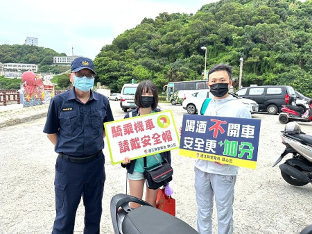 縣警局各警察、派出所辦理聯合稽查宣導,防制自由行遊客交通事件。(圖:連江縣警察局)
