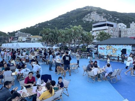 　北竿海洋文化之旅馬鼻灣假日市集4日正式開張，吸引滿場的遊客和鄉親。（圖／文：陳鵬雄）