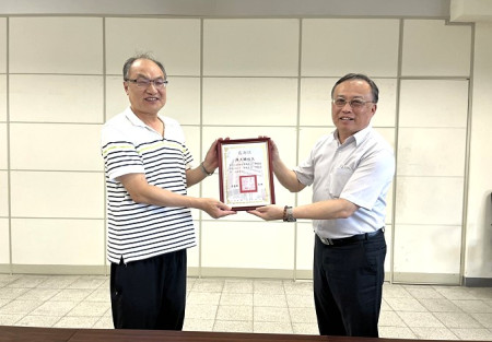 馬中校長陳天賜將於今年8月榮退,考選部昨天由司長陳建華代表頒贈感謝狀,感謝他多年來對各項考試工作的協助和貢獻。(圖:縣府人事處)