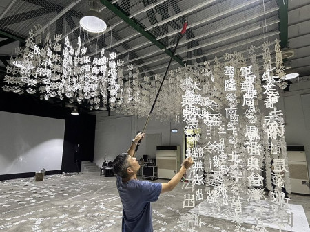 　延展7個月，深受喜愛的「收信快樂」作品已於7月5日告一段落，同步開放民眾索取字串留念，今天還有一天歡迎鄉親把握。（圖／文：曹重偉）