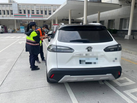 因應暑期旅遊熱潮來臨,監理站5日邀集警察局、交旅局、馬管處、職業工會等召開違規營業車輛稽查檢討會議,將強力取締非法白牌車。(圖:監理站)