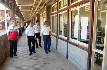 　113年高普考登場，考選部數位國考及資訊管理司長陳建華在秘書長張龍德、人事處長林承澤和馬中校長陳天賜陪同下巡視考區。（圖／文：曹重偉）