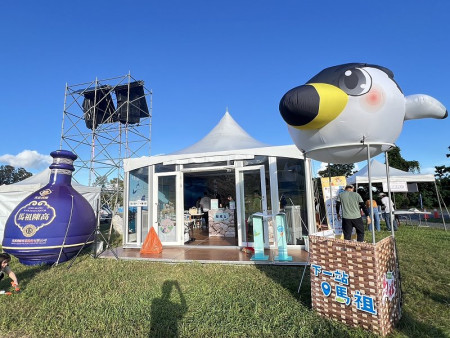 馬祖形象館進駐熱氣球嘉年華,黑嘴端鳳頭燕鷗造型熱氣球、芹壁打卡牆吸睛又可愛。(圖/文:馮紹夫)