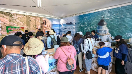 馬祖形象館6日清晨正式開幕,各式產業、旅遊精銳盡出,吸引爆滿遊客進館參觀。(圖:交旅局)