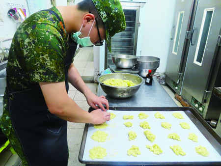 餅乾製作過程。（圖：簡慈儒）