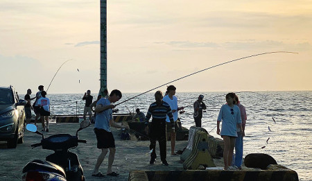 全島瘋鯷魚!東莒猛澳碼頭每逢傍晚湧進大批釣魚人潮。(圖/文:蔡夢玲)