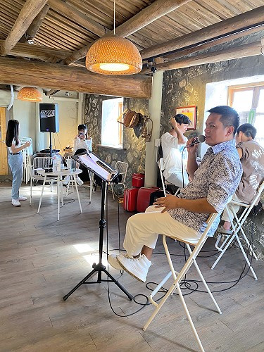 　島嶼嘉年華活動，黎明技術學院表演藝術系「大馬微醺之音」到東引熱情開唱，與民眾、遊客共享音樂的美好。（圖／文：陳其敏）