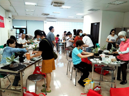 新移民女性關懷協會舉辦「綠意療癒.親子幸福工作坊」婦女福利與親子關係宣導活動,縣長王忠銘也特地到活動會場給予支持鼓勵。(圖/文:黃沛宣)