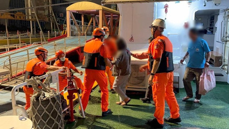北竿一名年邁女性鄉親8日凌晨因胸口悶痛,經衛生所醫生評估有就醫急迫性,聯繫海巡緊急後送至南竿救治。(圖:馬祖海巡隊)