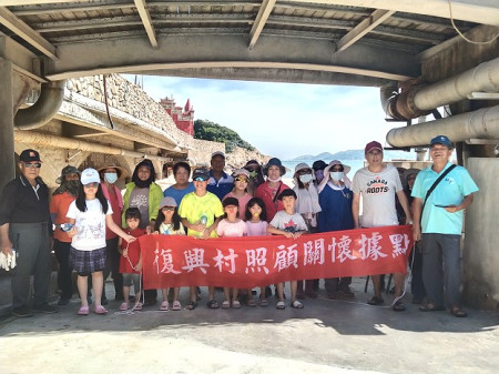 牛角社區發展協會與志工不畏烈陽,熱心的分工合作完成淨灘行動。(圖/文:黃沛宣)