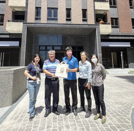 仁愛147示範住宅首位承購戶10日完成交屋,處長林志豐到場表達祝賀。(圖/文:馮紹夫)