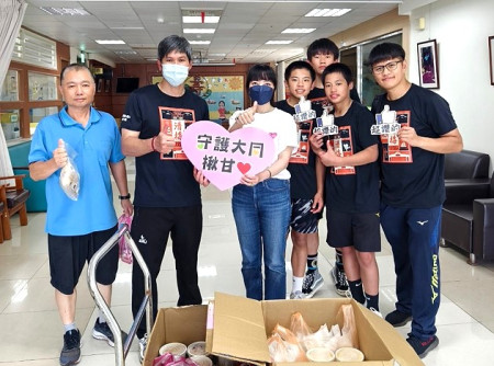 大同之家113年第2季期間接獲各界關懷與慰問,尤其感謝清水社協致贈美食,中華民國視障愛心協會蒞臨,為家中長者進行按摩服務。(圖:大同之家)