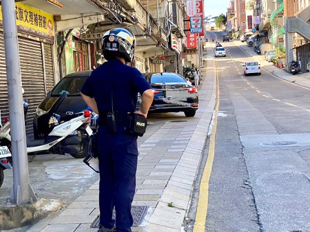 警方加強南竿中隴路段違停取締,7月份驅離違停車輛54件,製單取締8件。(圖:縣警局)