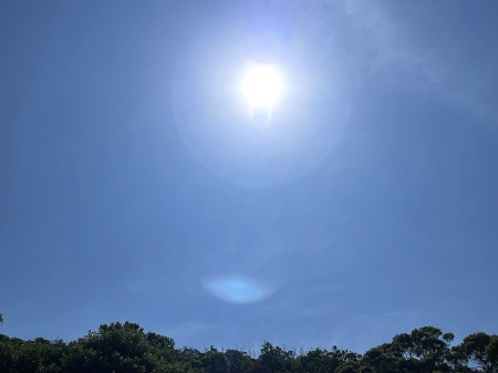 　烈日當空，馬祖連續一週體感溫度達35度左右。（圖／文：陳鵬雄）