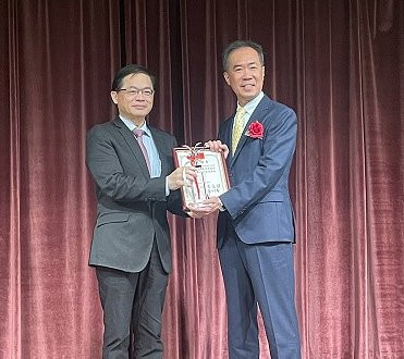 全港通蔡宗勳總經理(右)榮選中華民國第七十屆航海節海運有功人員,11日接受交通部長李孟諺表揚。(圖:蕭榮發提供)