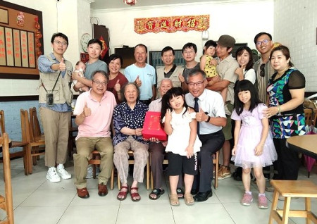 介壽村曹依菊女士歡喜迎接91歲高壽生日,秘書長張龍德、民政社會處副處長劉剛和南竿鄉長林志東一同獻上祝福。(圖/文:黃沛宣)