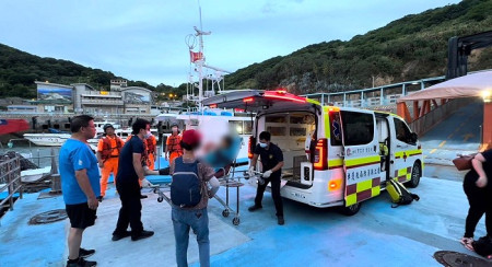 北竿鄉一名阿嬤11日晚間突呼吸困難,經馬祖海巡隊派艇接送緊急就醫。(圖:馬祖海巡隊)