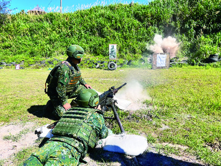 機槍臥射操作。（圖：丁駿驣）