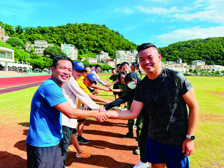賽前合影，先禮後兵。（圖：林雅琪）