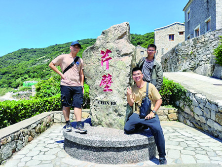 芹壁地標合影。（圖：胡鐵耀）
