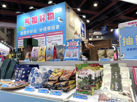 馬祖館互動舞台吸引大批民眾駐足,推出消費滿500元,即可現場抽馬祖來回機票。(圖:連江縣政府)