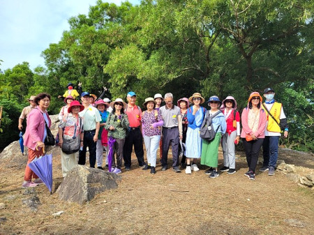 馬祖地質公園協會導覽員於13、14日兩天為來自彰化、新北和台北的遊客在仁愛村官帽山做地景、地貌的解說。(圖:馬祖地質公園協會)