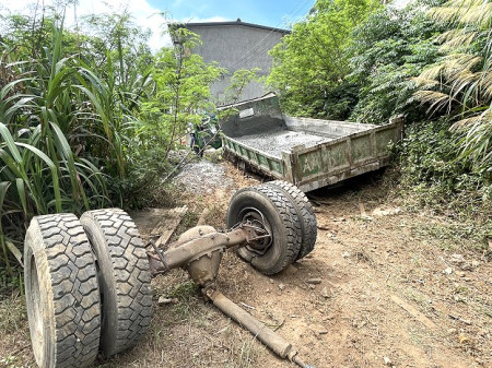 　北竿橋仔下坡路段一貨車疑煞車失靈衝向邊坡小路，駕駛頭破血流送醫急救。（圖／文：陳鵬雄）