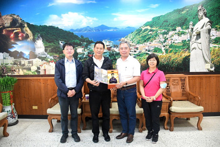 　國土署副署長於望聖率委員16日抵馬執行道路養護與人行環境無障礙考評，縣長王忠銘致贈馬祖好酒雙金牌「大藍寶」作為伴手禮。（圖／文：曹重偉）