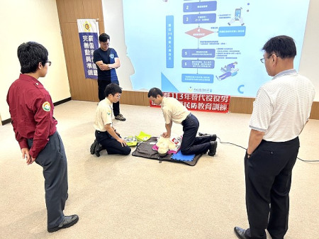 縣府民社處17日舉辦113年替代役役男法紀教育及民防訓練課程,邀請地區民防訓練、消防及急救、全民國防等領域專家開講。(圖/文:曹重偉)
