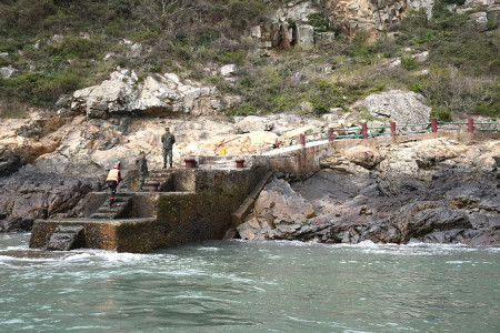 　國防部推動「高登、亮島碼頭整建統包工程」，將大幅改善運補作業。圖為高登現有簡易碼頭。（圖：本報資料室）