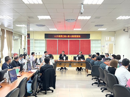 113年度離島三縣人事主管聯繫會報19日在縣府召開;為感謝人事長蘇俊榮對離島特考支持,縣長王忠銘頒贈榮譽縣民證。(圖/文:馮紹夫)