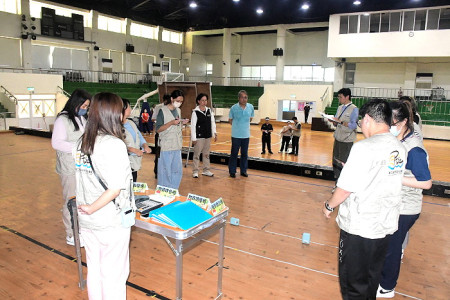 　萬安47號演習19日預演，秘書長張龍德會同相關依動線視察沿途防空狀況，前往馬中停車場及體育館視察戰災搶救及災民收容演練。（圖／文：曹重偉）