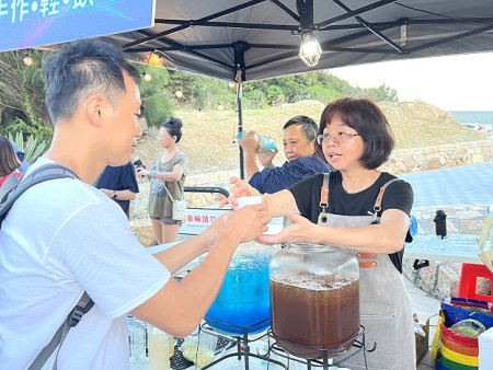 「2024微光馬祖系列活動」微光市集熱鬧開市,現場美食美酒,吸引滿場遊客尋寶。(圖/文:馮紹夫)