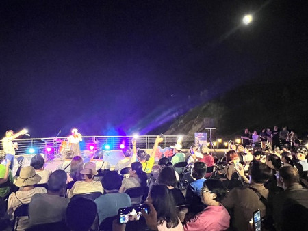 微光微醺音樂會19日晚間登場,重量級歌手、樂團輪番登台,帶給所有在場遊客一個浪漫、微醺的夜晚。(圖/文:馮紹夫)