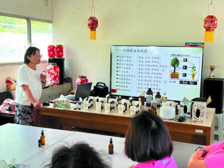 樂齡學習中心日前為長青族群舉辦「藝想生開」課程:氣味記憶心情樂遊油,學員們沉浸在精油的香氛世界裡。(圖:教育處樂齡學習中心)