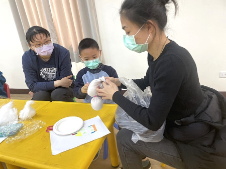 馬祖家扶中心持續辦理家長支持團體,讓平時扮演照顧者的學員,暫時有一個放鬆、相互分享生命經驗的地方。(圖:馬祖家扶中心)