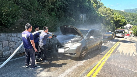 南竿居民駕車行經福澳嶺上坡疑似引擎過熱,車輛開始冒煙,駕駛驚恐求助,消防局迅速馳援。(圖/文:曹重偉)