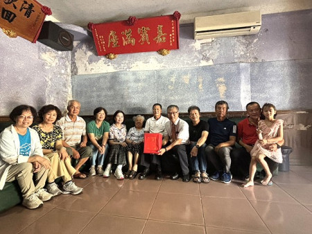 劉賽蓮女士於7月21日喜迎95歲高壽生日,縣長王忠銘親自帶著賀禮,祝賀依嬤生日快樂。(圖:連江縣民政處)