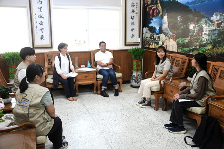 　陳馨（右起）、林若臻、張志揚首批社工系公費生返鄉服務，縣長王忠銘勉勵投入社會服務，同時可準備國考，讓未來的路更寬廣。（圖／文：曹重偉）