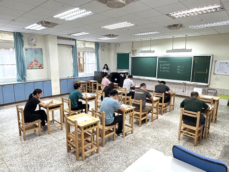 縣府教育處辦理113 學年度國民中小學暨學前特教新進教師聯合甄選,6類科8名額共21人到考;22日在介壽國中小進行初試。(圖/文:曹重偉)