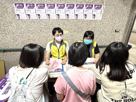 今年超了沒?縣醫響應2024世界肝炎日,21日結合肝病防治學術基金會舉辦全民腹超總動員,醫師陳紹宇掌鏡,共25位民眾受惠。(圖/文:曹重偉)