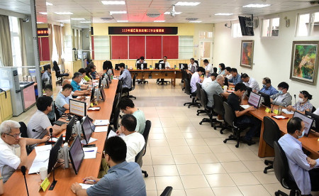 　縣府第22次主管週報，王忠銘提醒受颱風影響，海運可能一週無法行駛，請交旅局注意空中交通及適時調度加班，補上海運的空缺。（圖／文：曹重偉）