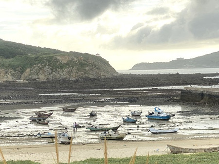 東莒沿岸澳口防洪沙袋已就定位,船隻已全數移至福正港灣內。(圖/文:蔡夢玲)