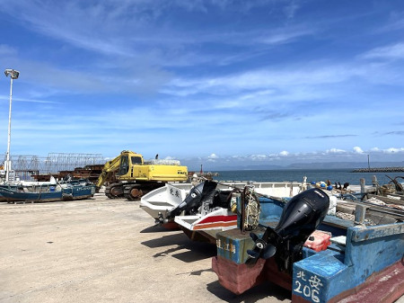 　產發處啟動今年首度北竿漁船防颱作業，白沙及塘岐有近20艘小船吊上岸。（圖／文：陳鵬雄）