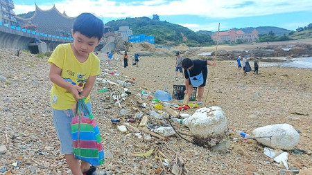 馬祖在地創生團隊「津寮.創生基地」於23日邀請來自東台灣的「Taiwanderful台灣德福」共同進行淨灘活動。(圖:津寮.創生基地)
