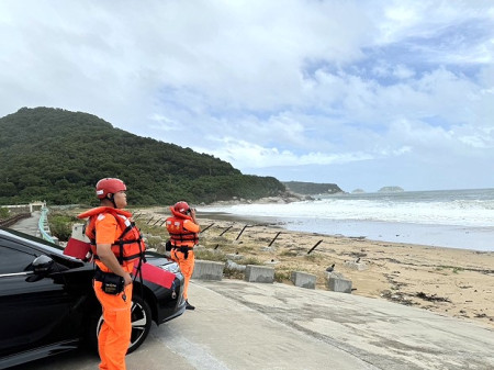 凱米颱風來襲,岸巡隊颱風前夕增派巡邏勸離觀浪勤務,對民眾實施柔性勸導,提醒民眾勿至沿岸堤防、海濱逗留,避免發生危險。(圖:第一○岸巡隊)